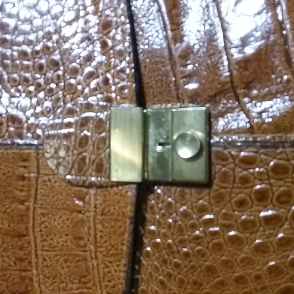 COPY - Brown gator skin clutch with gold handle - Picture 3 of 6